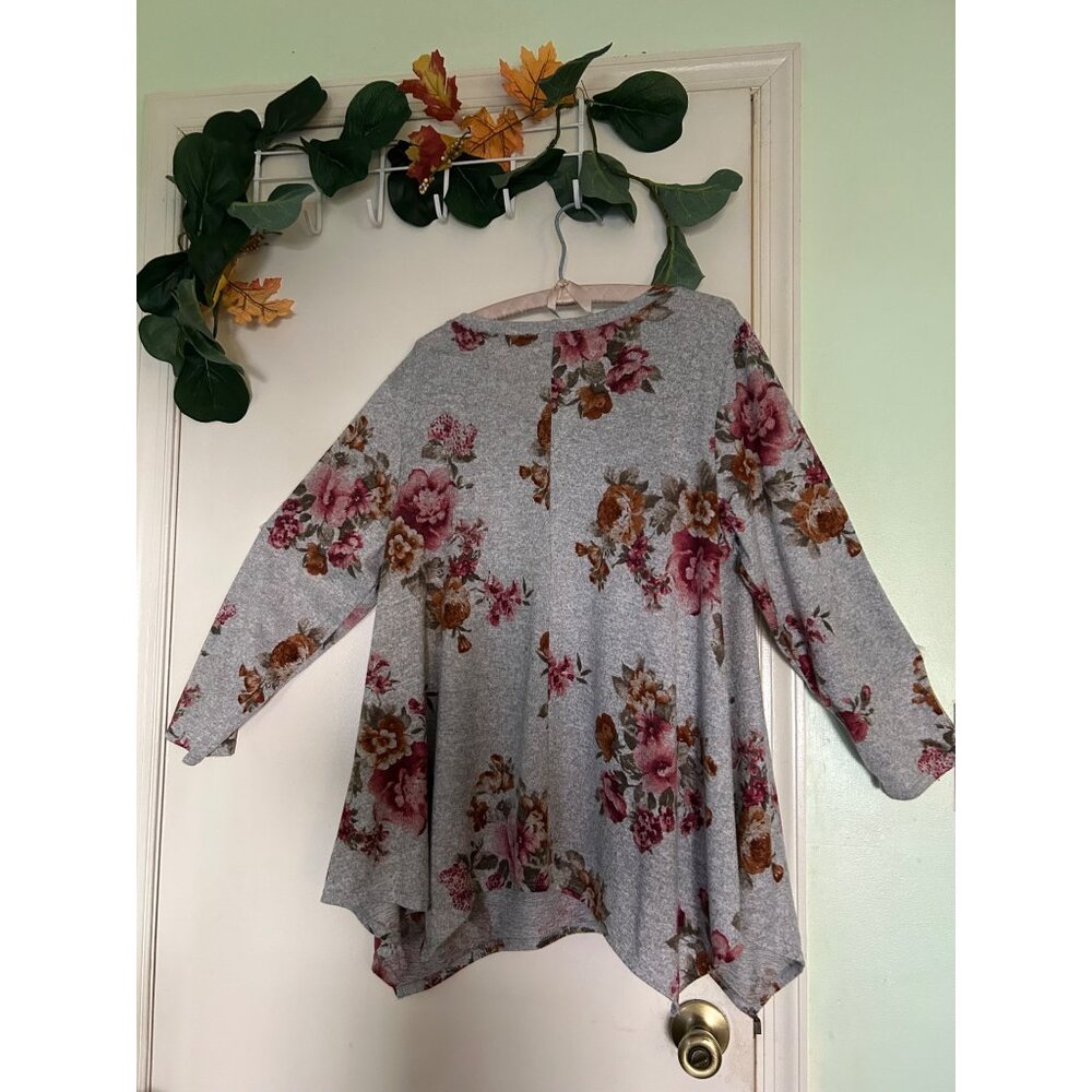 Green Envelope Gray Floral Asymmetrical Hem Tunic Top Women’s Size 2X 3/4 Sleeve